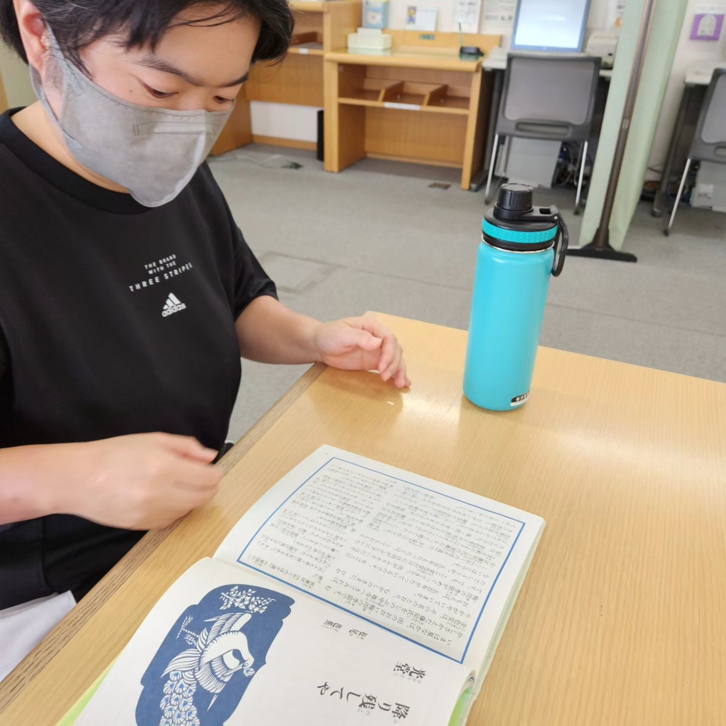 図書館で本を読む利用者2