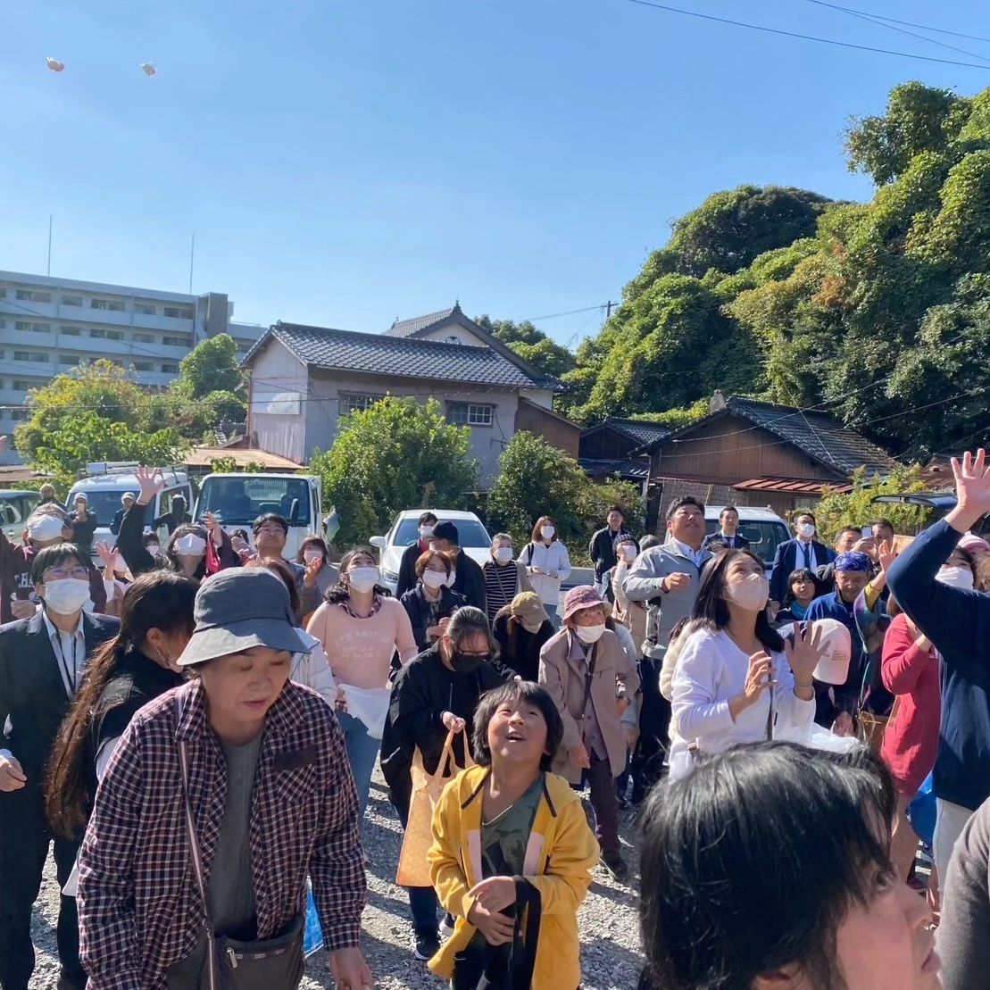 棟上げの餅まき風景